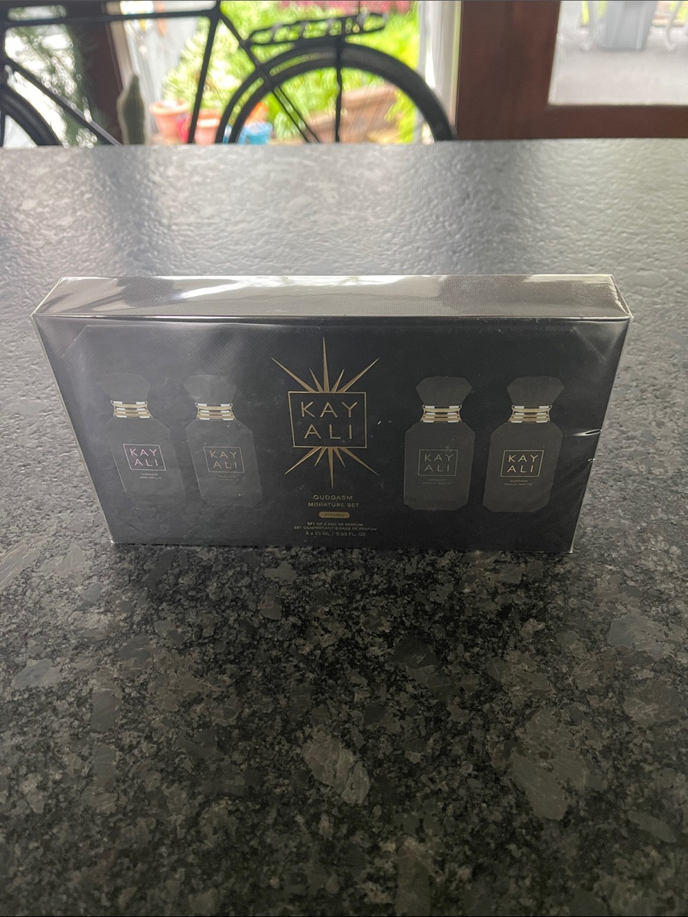 Kay Ali Oudgasm Miniature Set Cafe 19 Rose 16 Tobacco 04 & Vanilla 36 Oud - Picture 3 of 6
